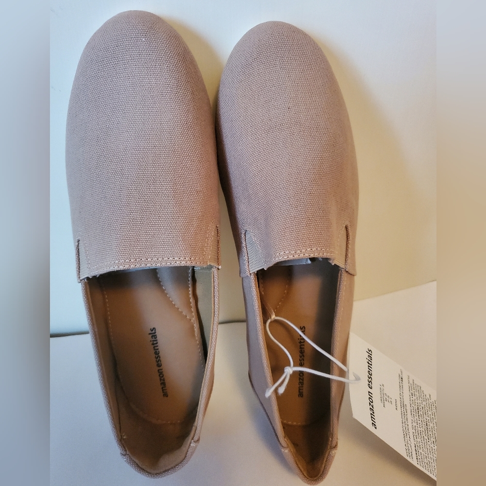 Amazon Essentials Women's slip on canvas flat shoes size 8